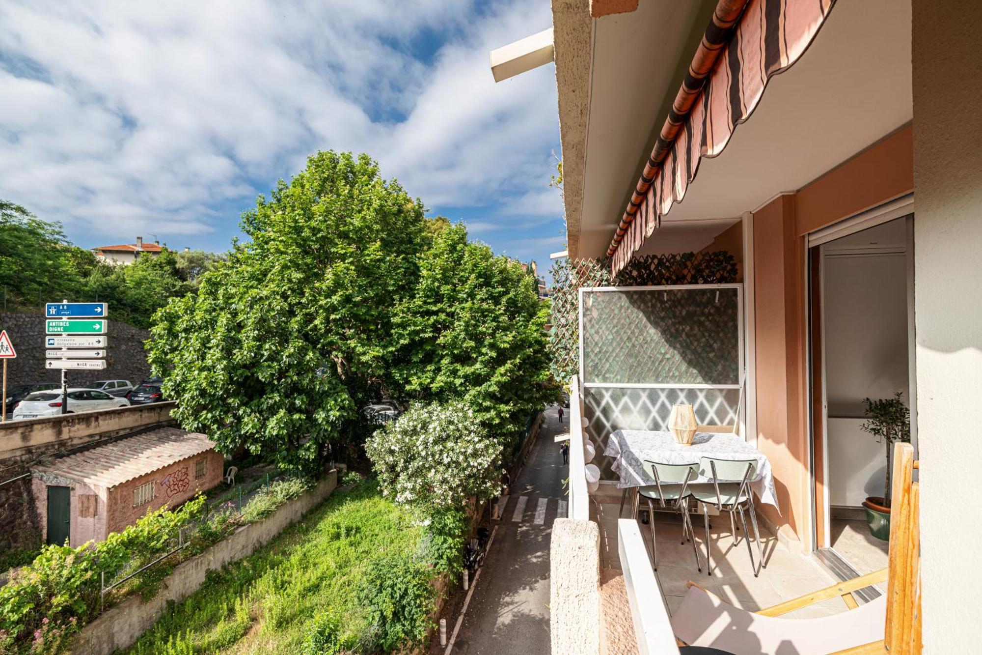 2p Renove Avec Terrasse Au Port De Nizza