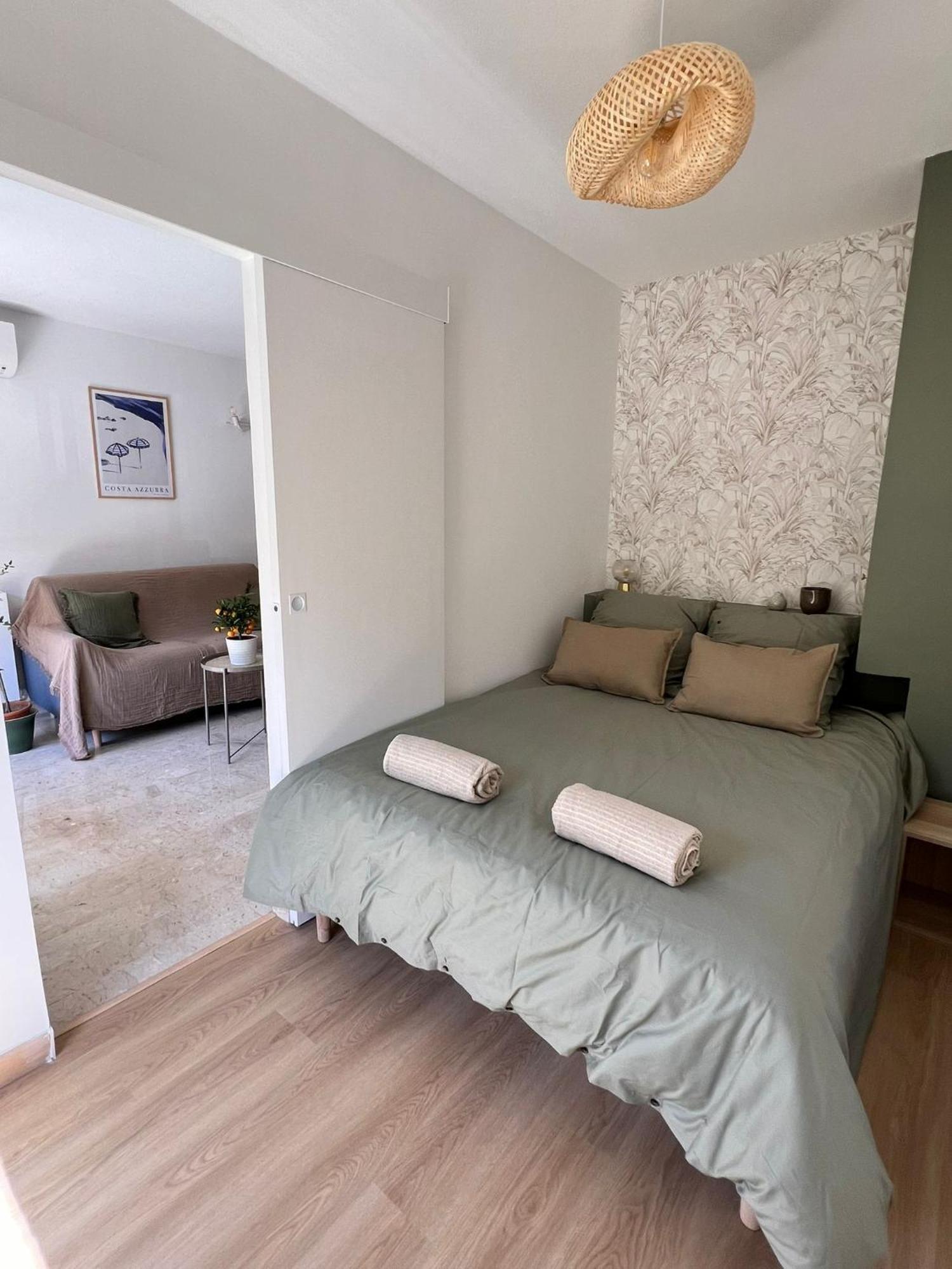 Appartamento 2p Renove Avec Terrasse Au Port De Nizza